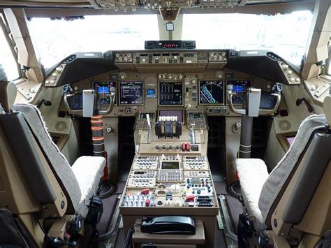 Boeing 747-8 Intercontinental Cockpit | Boeing 747 8 intercontinental, Boeing 747 8, Boeing 747