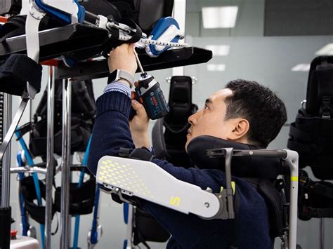 Exoskeleton suits turn car factory workers into Human Robots | Auto ...