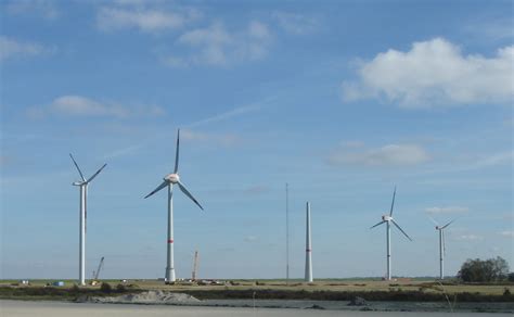 Onshore vs Offshore Wind: Which is Better? - Renewable Systems