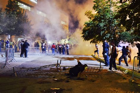 Protesters Throw Rocks at Police Horses Outside Trump Rally in Albuquerque - The New York Times