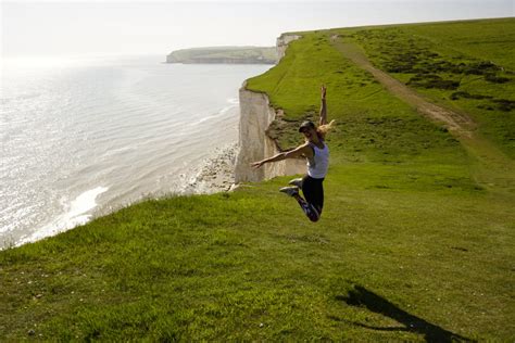 HIKE DIARIES: A DAY TREK TO THE BREATHTAKING SEVEN SISTER CLIFFS – Chiara Lewis