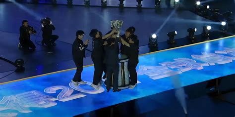 League of Legends: Best World Championship Winning Teams