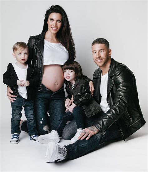 Terkenal kasar di lapangan, ini 10 bukti Sergio Ramos family man