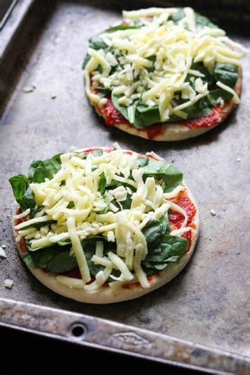 Halloumi Pizza with Spinach and Tomatoes - Cook it Real Good