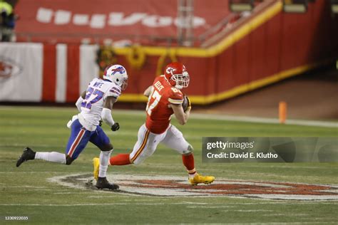 Kansas City Chiefs Travis Kelce in action vs Buffalo Bills at... News Photo - Getty Images