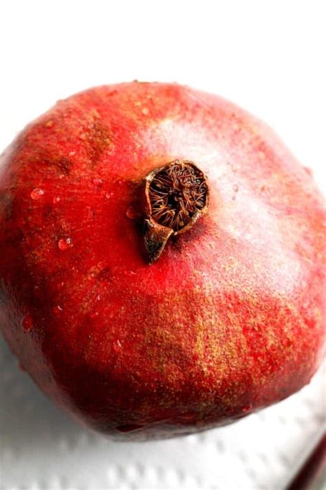 How to Open a Pomegranate the Easy Way. - The Pretty Bee