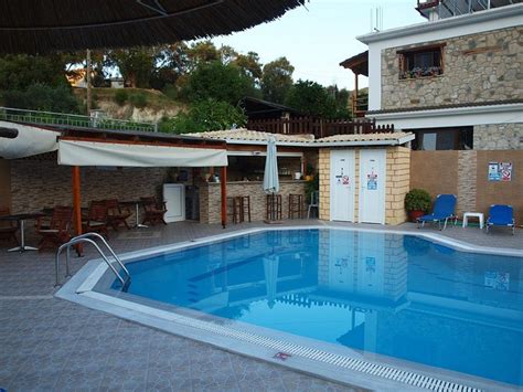 Lambrini Studios Pool: Pictures & Reviews - Tripadvisor