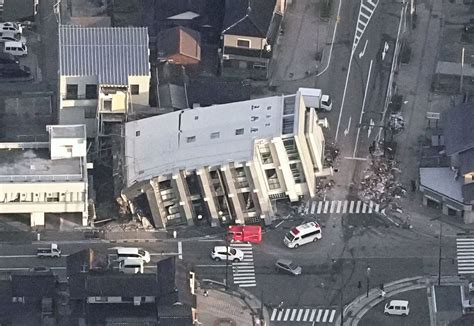 Japan quake: Rescuers rush to reach survivors | Reuters