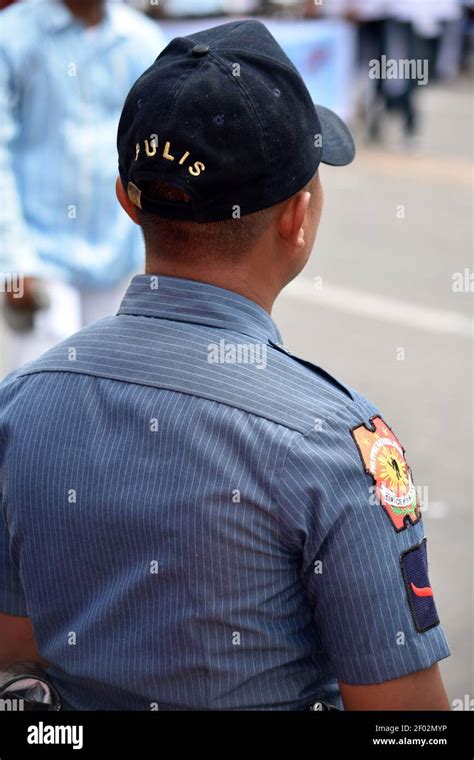 A Philippine Police Officer In Uniform Stock Photo - Alamy