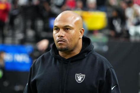 Las Vegas Raiders' Antonio Pierce provides 'resume' for keeping job full-time