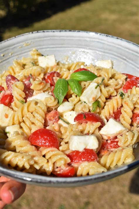 Salade de pâtes, tomates, baslic, parmesan, mozzarella