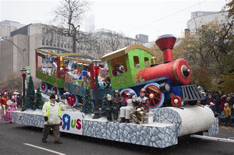 110th Annual Toronto Santa Claus Parade held in Canada[1]- Chinadaily.com.cn