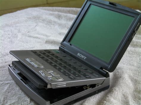 Blast from the Past: Sony Data Discman DD-S35 - The Digital Reader