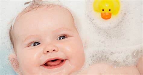 Why does my baby hate the bath? Tips to help - My Kids Lick The Bowl