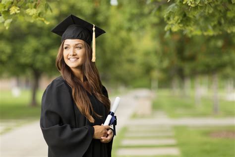 60 Graduation Picture Ideas for Perfectly Posed Photos - Parade