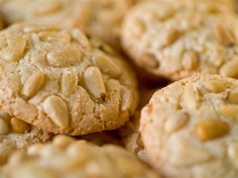 Italian Dessert Recipe: Sweet Pine Nut Almond Cookies | Almond cookies ...