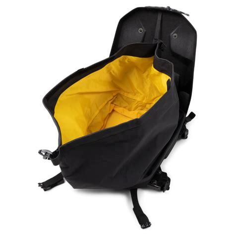 Ski-Doo LinQ Slim Waterproof Tunnel Bag – 26 L | SkiDooGear.com