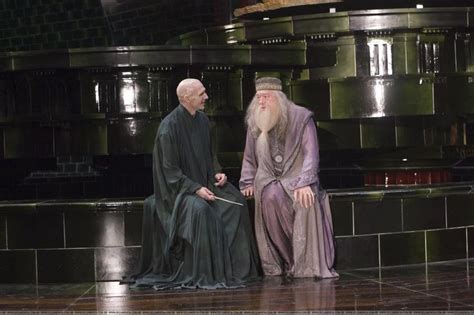 15 Epic Behind-The-Scenes Shots Of Hollywood Heroes & Villains Chilling Together | Harry potter ...