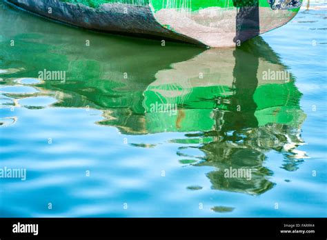 Barco con reflejo en el agua Fotografía de stock - Alamy