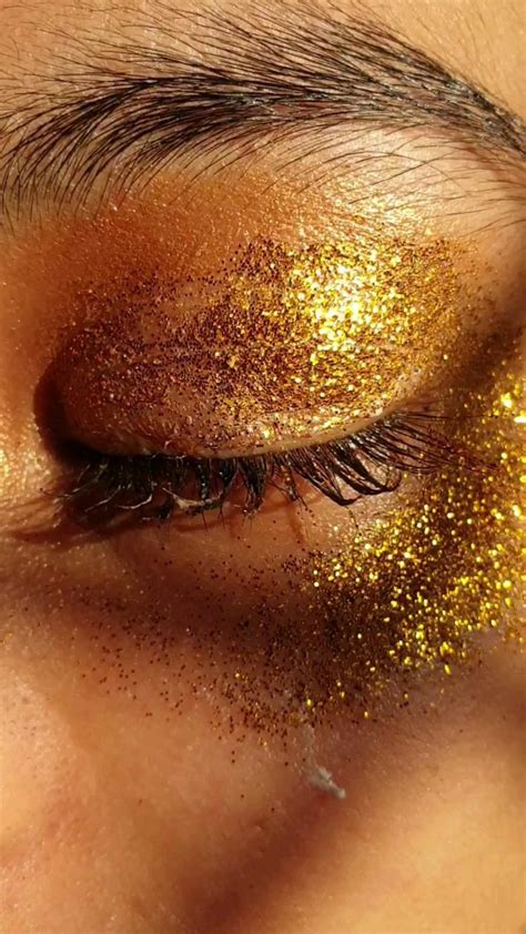 golden makeup | Glitter eyes, Golden makeup, Goddess makeup