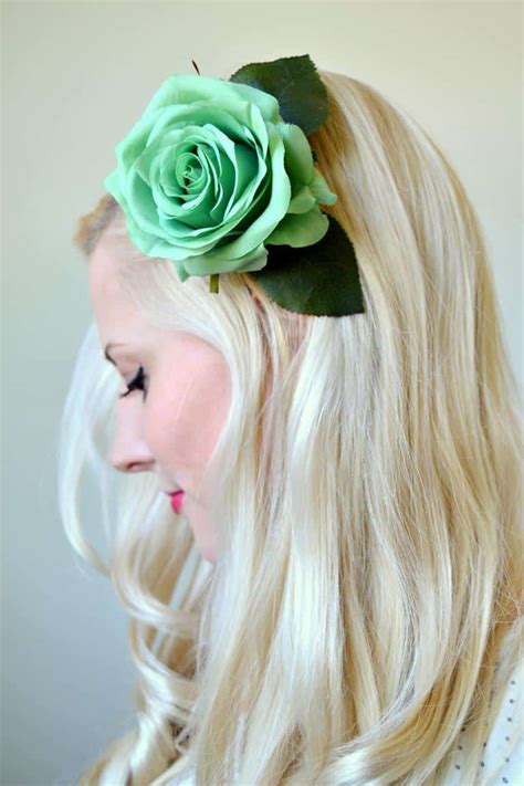 25 DIY Flower Hair Accessories for a Sweeter Spring (2022 UPDATE)