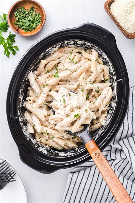 Slow Cooker Olive Garden Chicken Alfredo Pasta - Princess Pinky Girl