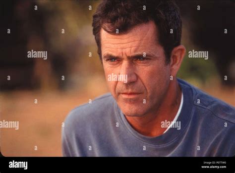 Mel gibson signs 2002 hi-res stock photography and images - Alamy