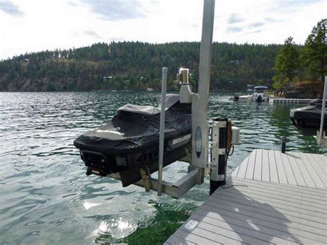 4 Types Of Boat Lifts You Need To Know (Explained) | GoDownsize