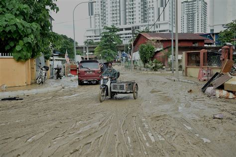 Floods in Malaysia displace more than 30,000 people