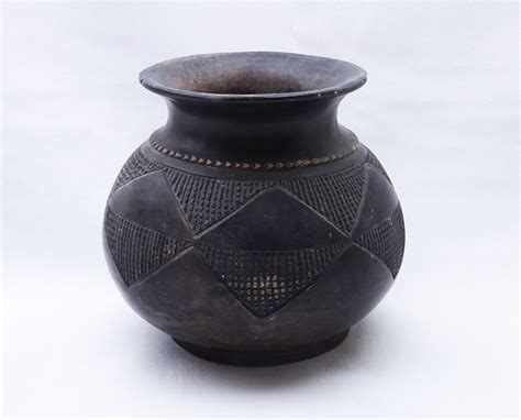 Vintage Zulu Clay Pot - Showpiece Antiques