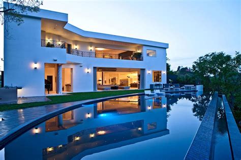 10 Stunning Contemporary Homes With Swimming Pool