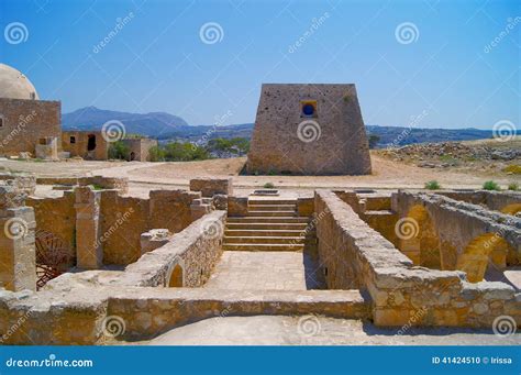 The Labyrinth Of The Minotaur, Crete Stock Photo - Image: 41424510