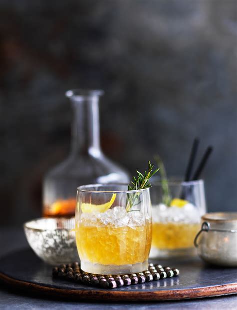 Whisky and honey smash cocktail recipe | Sainsbury`s Magazine