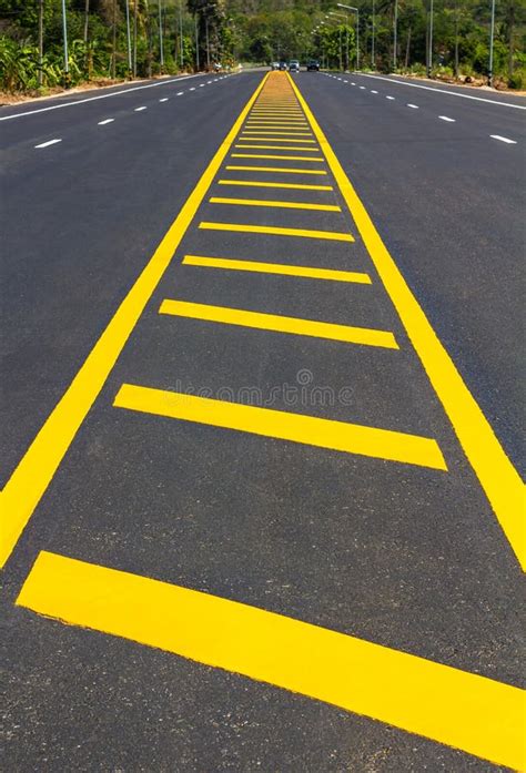 Gelbe Linie Straßenspalte Der Gestalt Stockfoto - Bild von diagonale ...