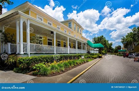 The Historic Lakeside Inn and Verandah in Mount Dora, Florida, USA Editorial Photo - Image of ...