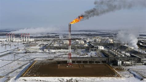 Russian Oil Production Rises Despite Sanctions and Price Slump