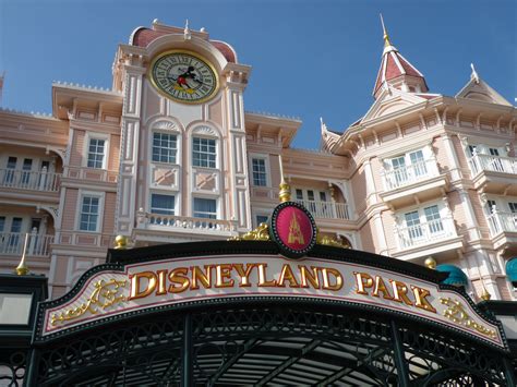 Entrance to the Disneyland Parc, Paris | Paris resorts, Disneyland park ...