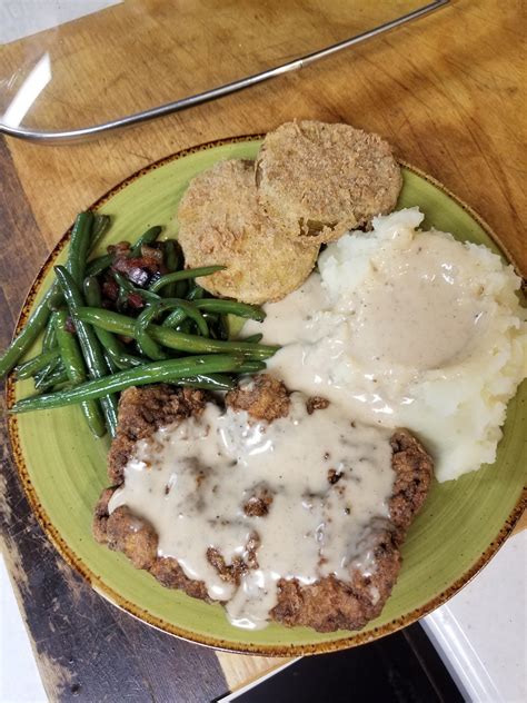 [Homemade] Chicken fried steak, mashed potatoes & gravy, green beans ...