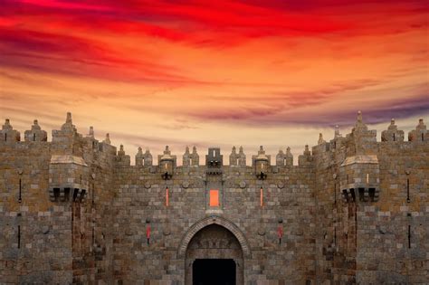 Sammy Writes by Sammy Sutton: THE DAMASCUS GATE IN OLD JERUSALEM