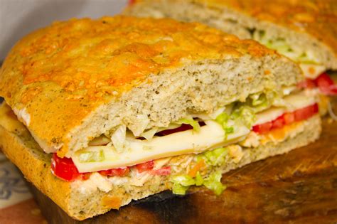 How to Make a Chicken Pesto Focaccia Sandwich: 7 Steps