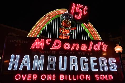 Photographer Travels Across North America To Capture Neon Signs