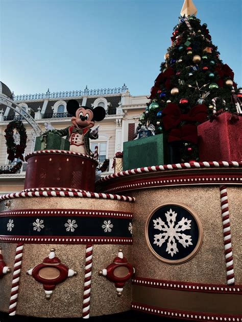 Mickey's Very Merry Christmas Parade at Walt Disney World. Tumblr Disney pics, Mickey Mouse ...