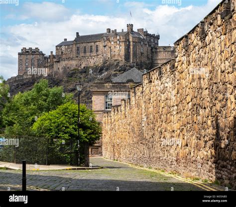 Flodden Wall and Edinburgh Castle in the heart of Edinburgh old town Stock Photo - Alamy