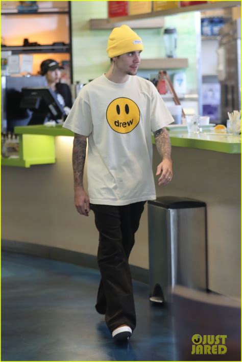 Justin & Hailey Bieber Do Wellness Shots Together at Earthbar: Photo ...