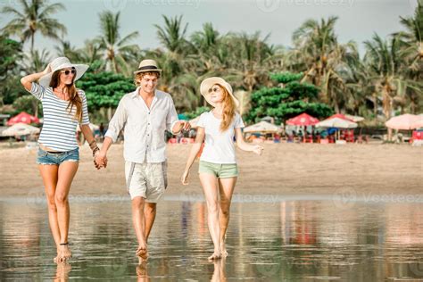 Group of happy young people walking along the beach on 882794 Stock ...