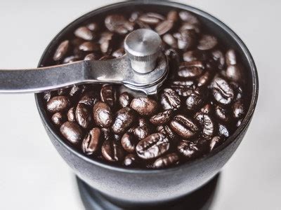 The 7 Best Manual Coffee Grinders | Tips & Reviews 2024