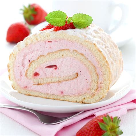 Strawberry & Cream Swiss Roll – 12 Tomatoes