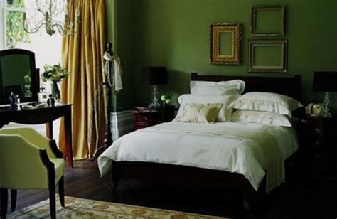 Green matched with gold has a sumptuous and comfortable effect. | Bedroom green, Gold bedroom ...