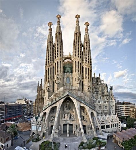 Barcelona Gaudí architecture - the giant Sagrada Familia Basilica ...