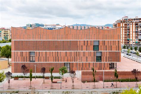 Barcelona’s Camp del Ferro Sports Facility is Elegantly Complex | Azure Magazine